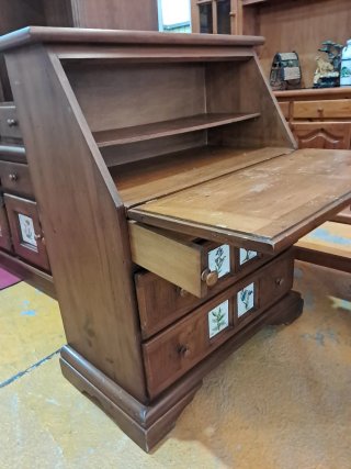 Escritorio Buro con azulejos florales