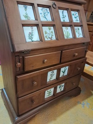 Escritorio Buro con azulejos florales