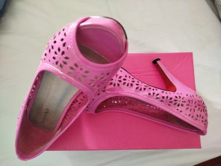 Zapatos de tacón rosa calados