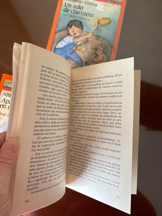 Libros de lectura color naranja de barco de vapor
