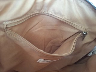 Bolso acolchado beige.