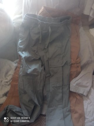 Pantalones beige para chico llevan bolsillos están