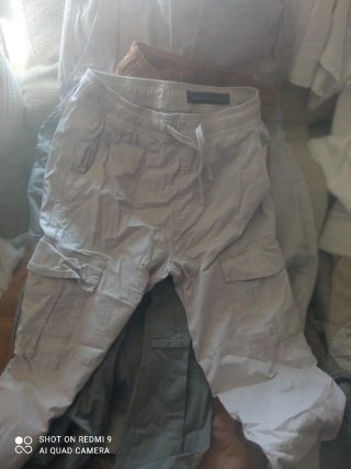 Pantalones beige para chico llevan bolsillos están
