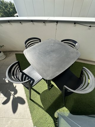 Mesa y 4 sillas de jardín