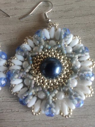 Orecchini artigianali perline blu e bianchi