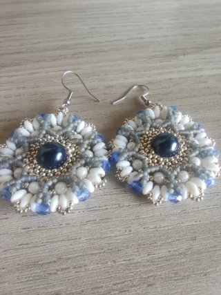 Orecchini artigianali perline blu e bianchi