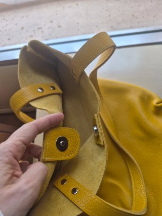 Bolso de piel auténtica en color mostaza