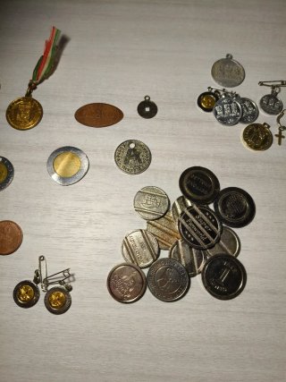 Medaglie e gettoni di vario tipo e anni vintage