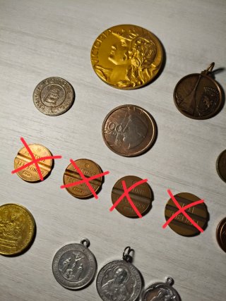 Medaglie e gettoni di vario tipo e anni vintage