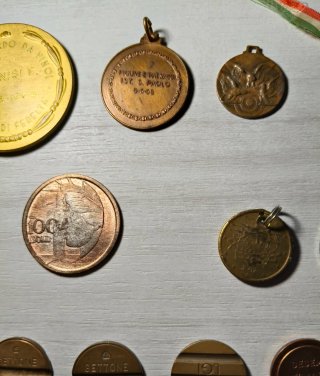 Medaglie e gettoni di vario tipo e anni vintage