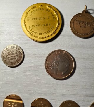 Medaglie e gettoni di vario tipo e anni vintage