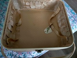 Maletín antiguo marca Tauro beige. Con su llave.