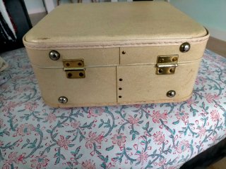 Maletín antiguo marca Tauro beige. Con su llave.