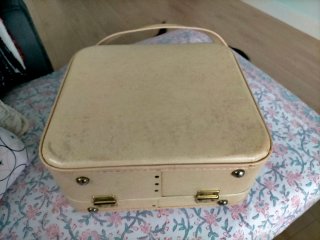 Maletín antiguo marca Tauro beige. Con su llave.