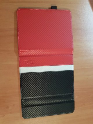 Cover per e-reader rossa e nera