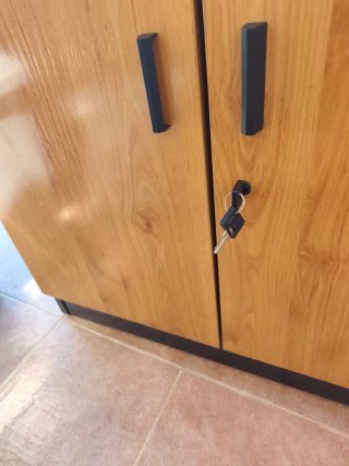 Mueble de dos puertas madera