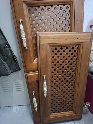 Puertas de madera rústicas con reja