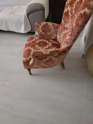 Poltrona ricamata stile antico