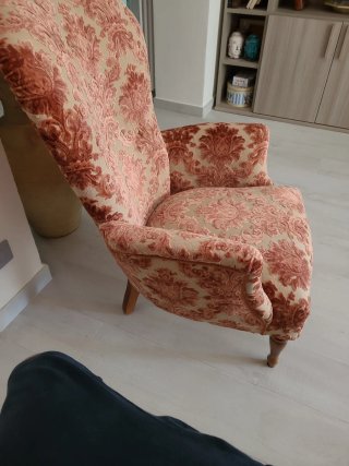 Poltrona ricamata stile antico