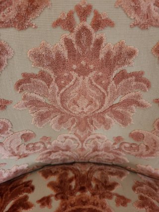 Poltrona ricamata stile antico