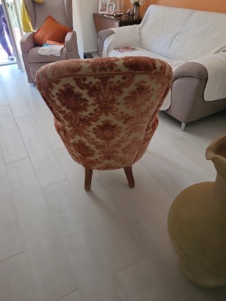 Poltrona ricamata stile antico