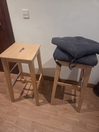 Mesa alta de cocina de madera con 2 taburetes alto