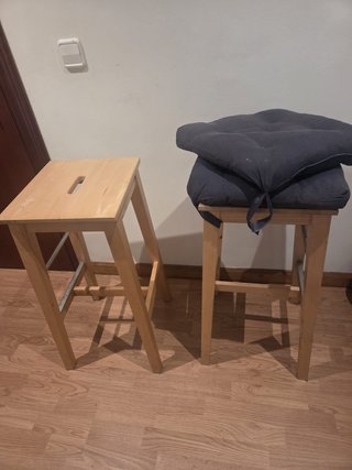 Mesa alta de cocina de madera con 2 taburetes alto