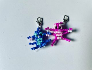 Llavero Stitch de cuentas azul y rosa