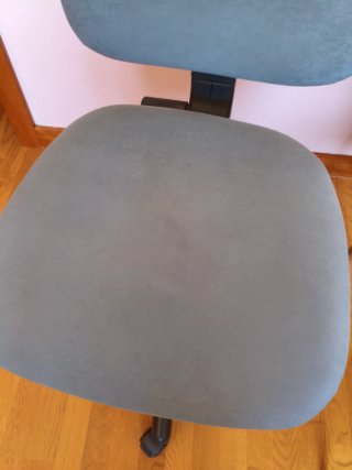 Silla de oficina gris y negra