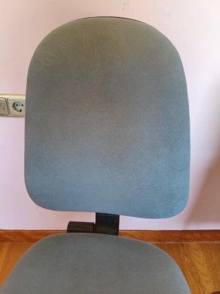 Silla de oficina gris y negra
