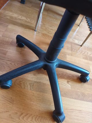 Silla de oficina gris y negra