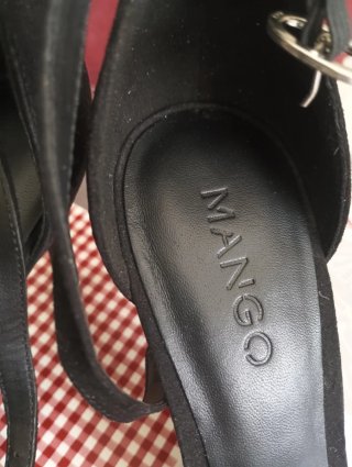 Tacones Mango Negros con Pedrería