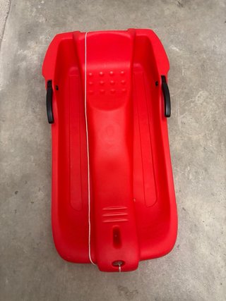 Trineo rojo con lanzador de bolas de nieve