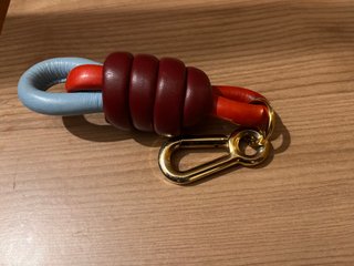 Llavero Loewe Cápsula Azul y Rojo