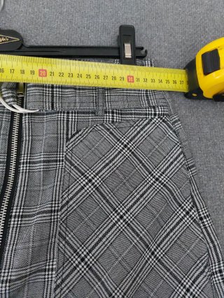 Falda corta a cuadros con cinturón