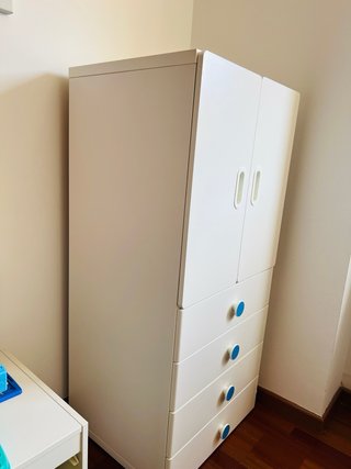 Armario infantil blanco con tiradores azules