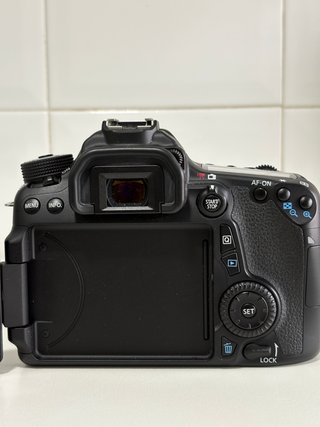 Canon EOS 70D + EF-S 18-55mm IS