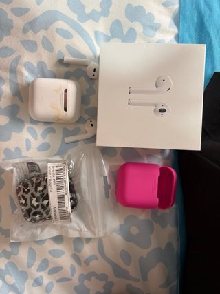 AirPods Apple con funda Rosa y leopardo