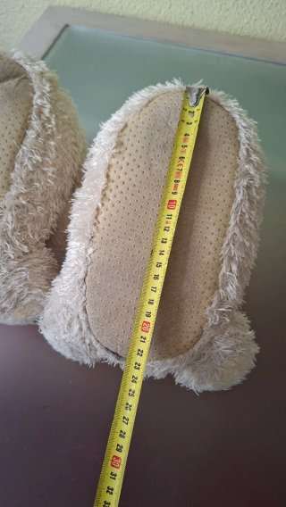Zapatillas peluche oso y tiburón. 6€ c/u