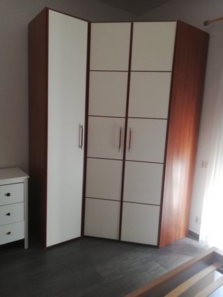 Armadio ad angolo color legno e bianco