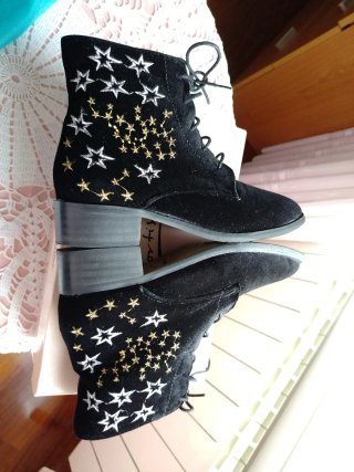 Botines negros con estrellas doradas
