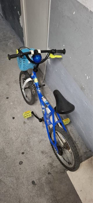 Bicicleta infantil azul con cesta