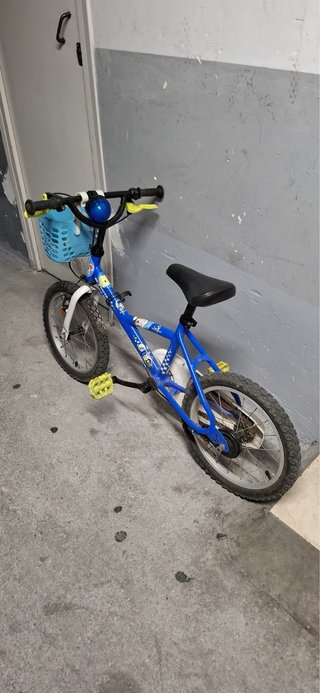 Bicicleta infantil azul con cesta