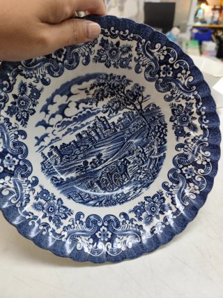 Fuente inglesa azul y blanca
