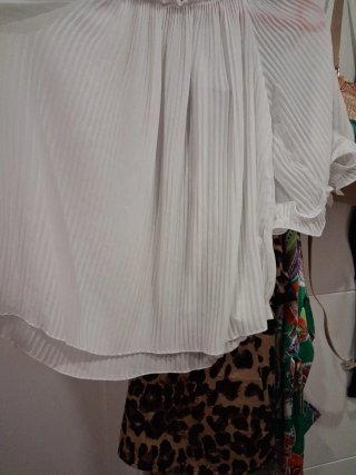 Blusa de verano blanca plisada