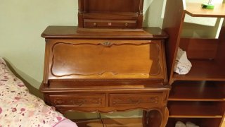 Escritorio madera antiguo y estantería