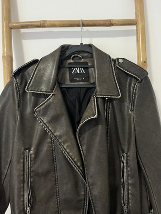 Chaqueta Zara efecto piel negro gastado