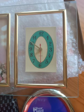 Portafotos doble con reloj plateado