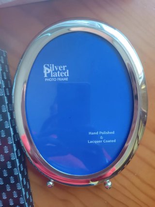 Portafotos doble con reloj plateado