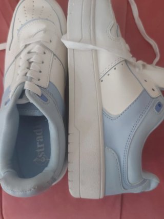 Zapatillas blancas y azules